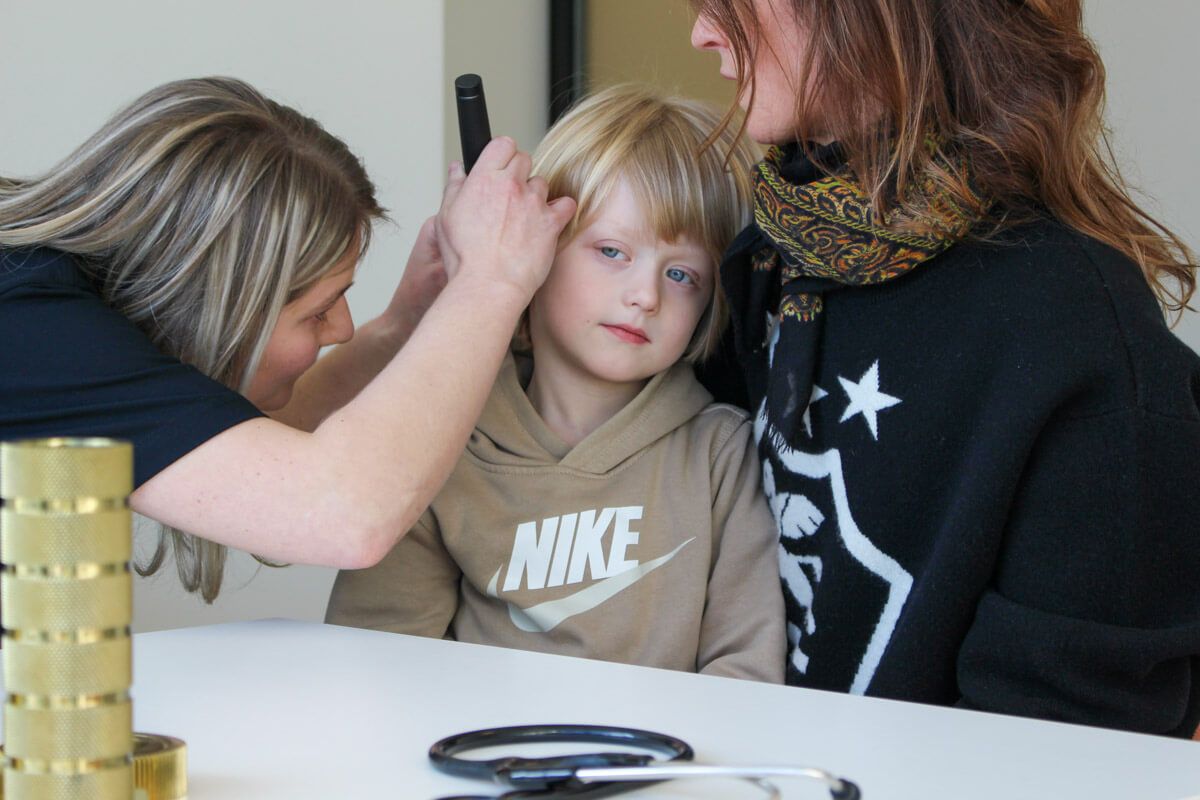 Læge tjekker drengs hørelse