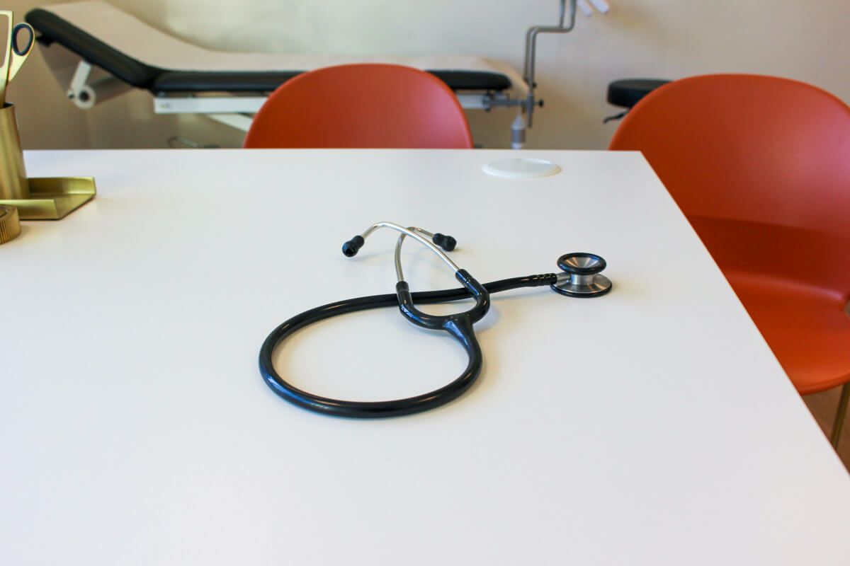 Lægeklinik bord med stetoskop