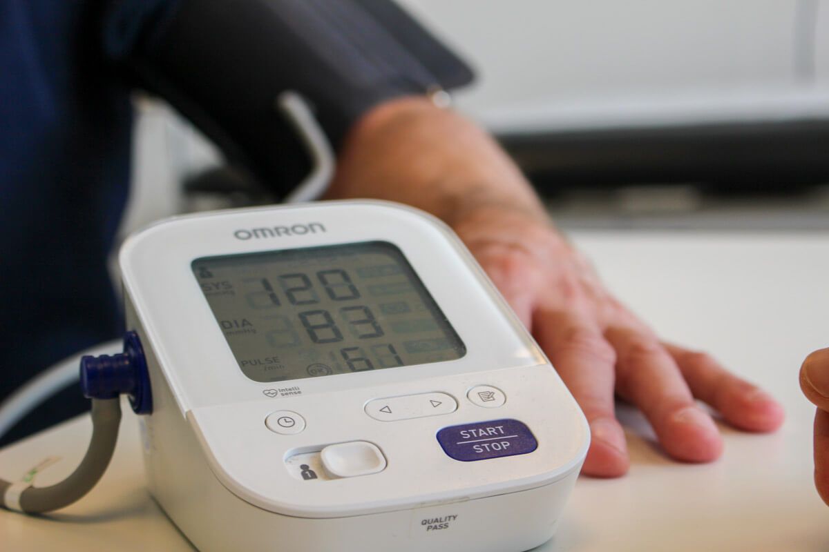 Blodtryksmåler test på patient