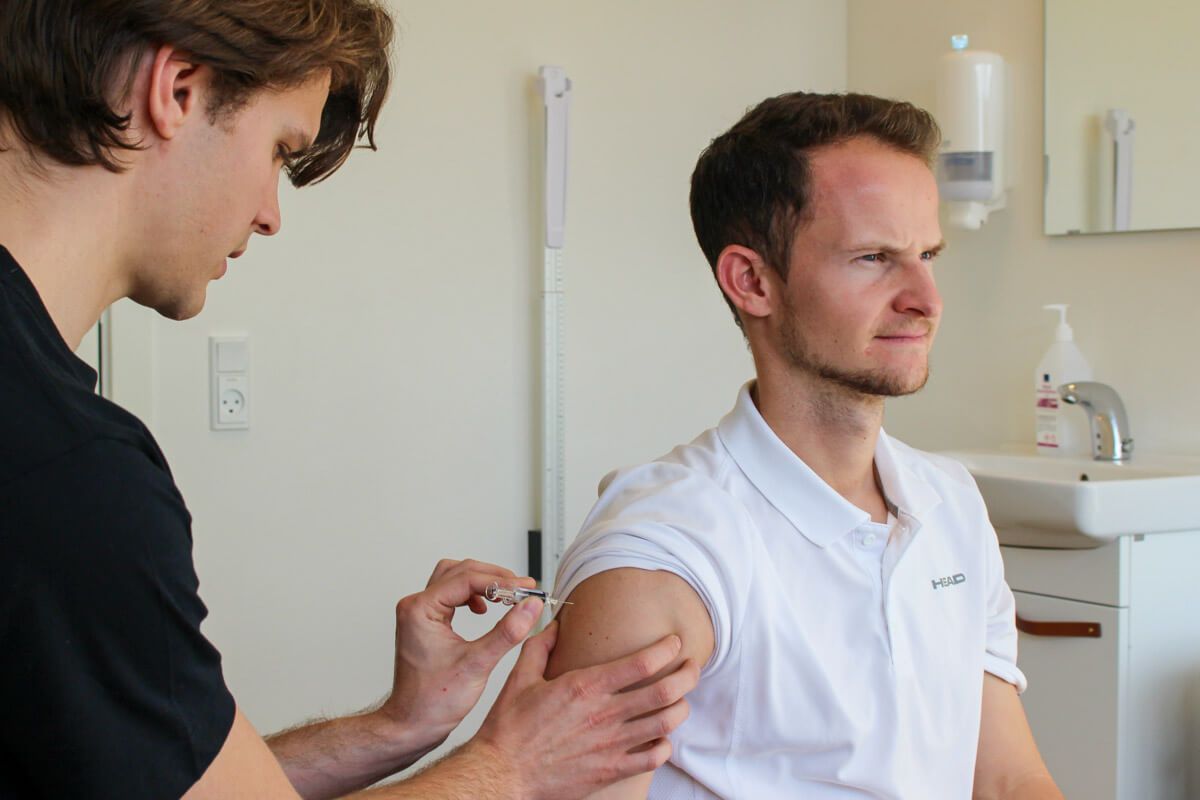 Medicinstuderende giver vaccine